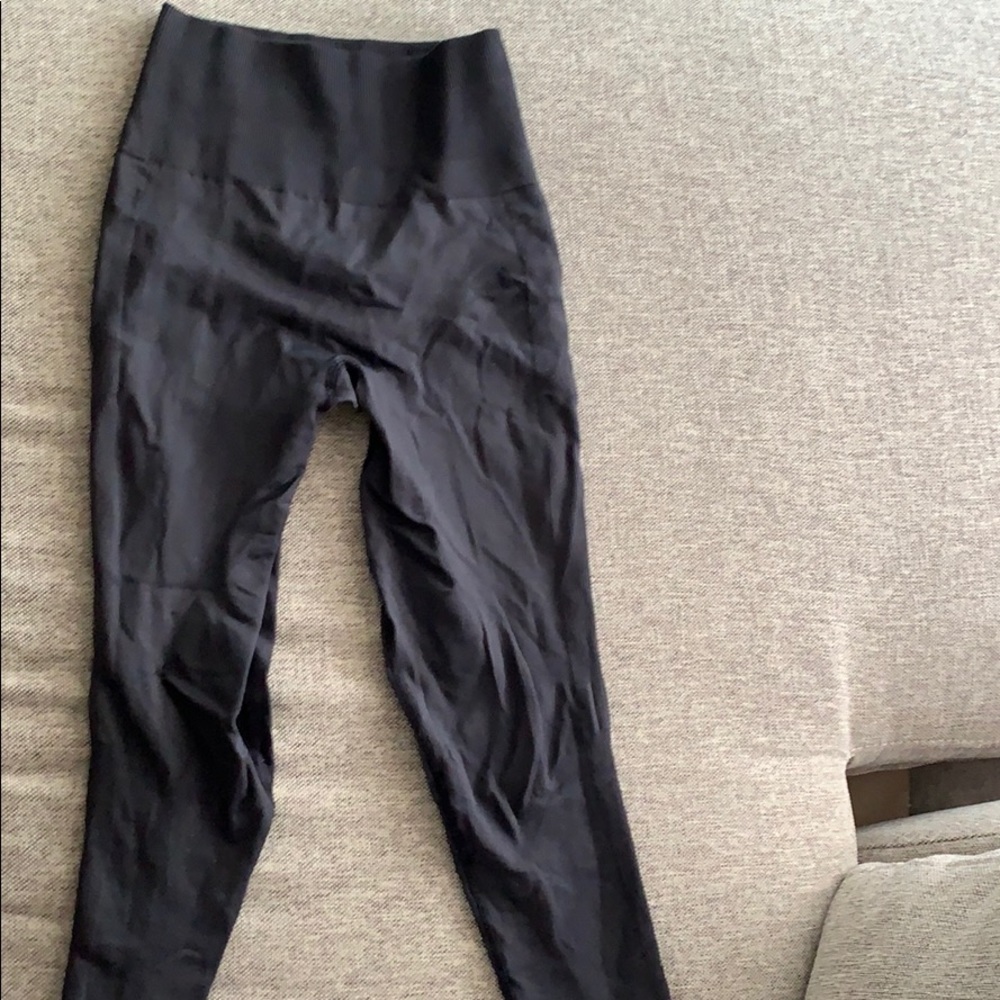 Lululemon dark gray right legging